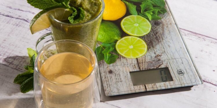 Chá de folha de abacate chama atenção por possíveis efeitos digestivos e antioxidantes - Créditos: depositphotos.com / vasilinamihnuk@mail.ru