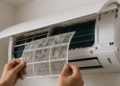 Como limpar o filtro do ar-condicionado em poucos minutos sem precisar desmontar o aparelho