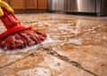 O erro que quase todo mundo comete ao limpar o piso da cozinha e que pode danificar o revestimento