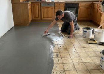 Com apenas 2 milímetros de espessura, a massa de alta aderência cobre azulejos velhos e cria 1 piso de luxo sem juntas