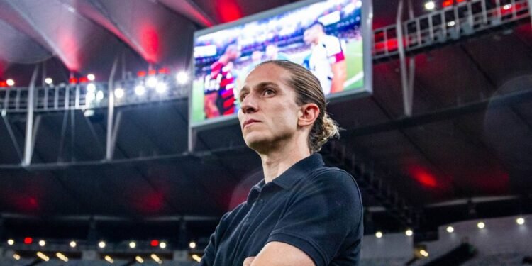 Flamengo pagará salários a Filipe Luís até técnico arranjar novo clube