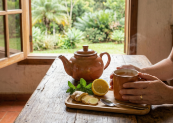 O chá caseiro que ajuda a desinchar o corpo e ainda melhora o funcionamento do intestino