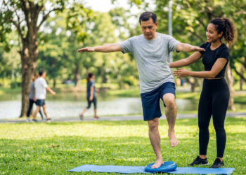 Esse exercício de 1 minuto viralizou entre educadores físicos e promete melhorar o equilíbrio do corpo