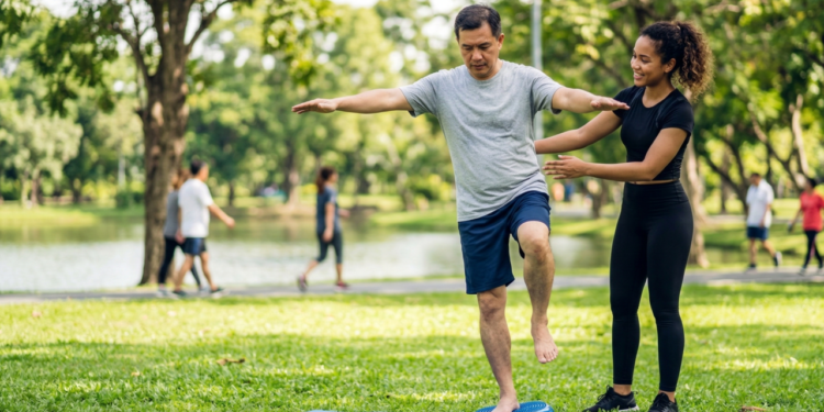 Esse exercício de 1 minuto viralizou entre educadores físicos e promete melhorar o equilíbrio do corpo