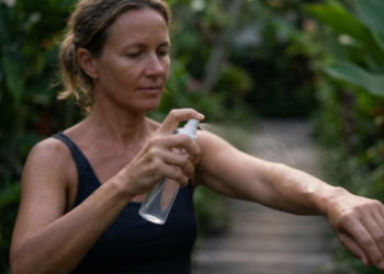 O produto que você usa no corpo e ajuda a manter mosquitos afastados por mais tempo