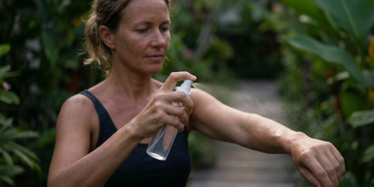 O produto que você usa no corpo e ajuda a manter mosquitos afastados por mais tempo