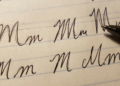 Como uma pessoa ansiosa escreve a letra “M”, segundo a grafologia