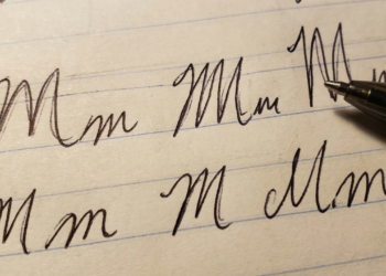 Como uma pessoa ansiosa escreve a letra “M”, segundo a grafologia