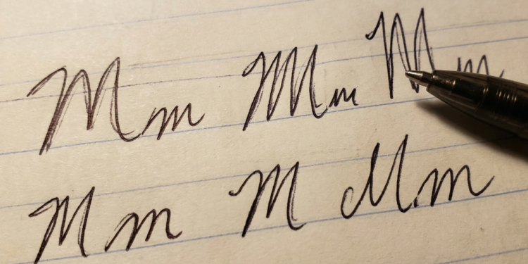 Como uma pessoa ansiosa escreve a letra “M”, segundo a grafologia