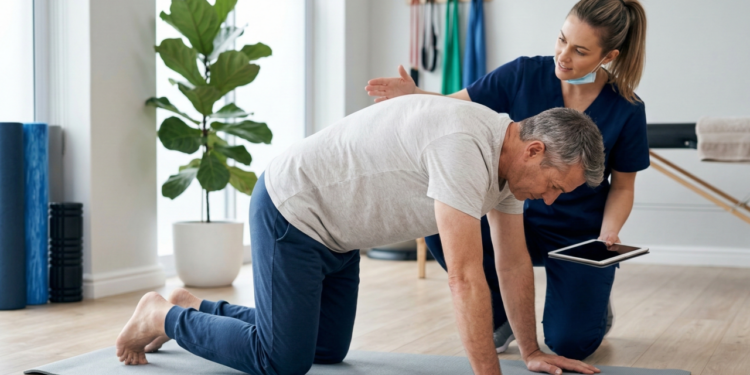 Essa rotina de 2 minutos viralizou entre fisioterapeutas e promete aliviar dores na lombar