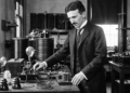 Nikola Tesla, inventor e engenheiro elétrico: “O presente é deles; o futuro, pelo qual realmente trabalhei, é meu.”