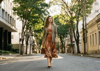 O vestido midi é usado com esses calçados da moda para um visual sofisticado no dia a dia