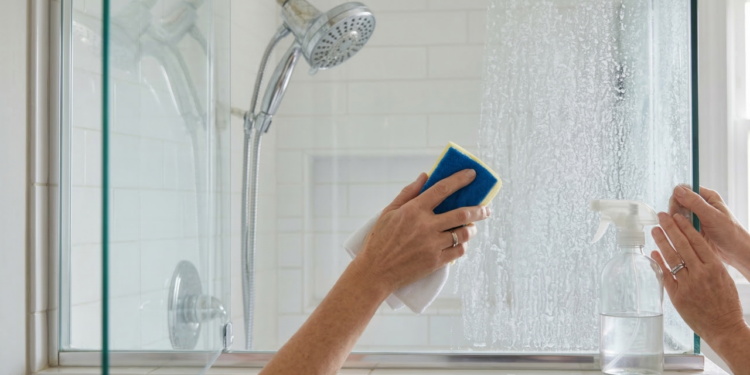 As melhores dicas para remover manchas de calcário do chuveiro e do box de forma simples