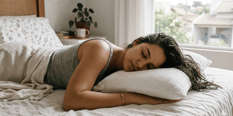 Quando o cabelo está molhado, ele fica mais frágil e sensível, como se estivesse “amolecido”