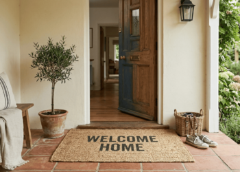 O que significa colocar tapete na entrada da casa segundo tradição milenar