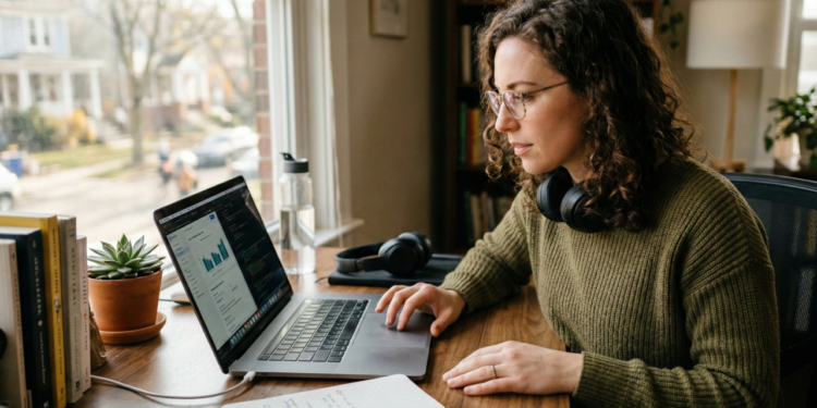 Por que o cheiro de café pode melhorar o foco quase instantaneamente