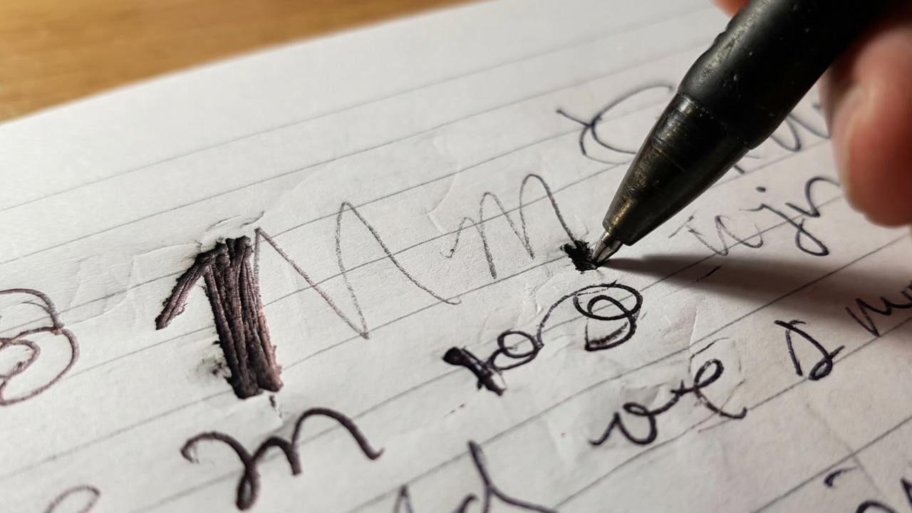 Como uma pessoa ansiosa escreve a letra “M”, segundo a grafologia