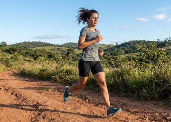Os erros mais comuns na corrida que podem causar dor no joelho e como evitá-los