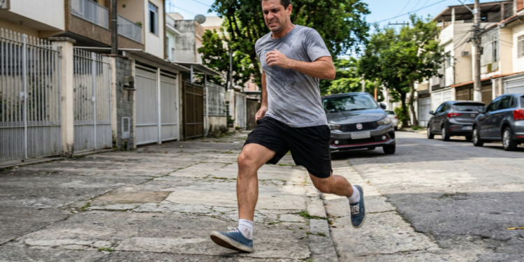 Os erros comuns na corrida que podem causar lesões no joelho e como evitá-los
