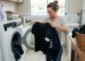 Poucas pessoas sabem por que é melhor lavar roupas escuras do avesso na máquina