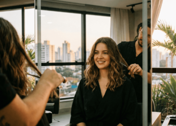 O corte long bob com franja lateral que dá volume imediato e fica bem em mulheres com rosto fino