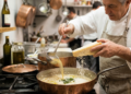 Chefs italianos concordam: “O verdadeiro risoto não leva creme de leite, mas caldo e parmesão”