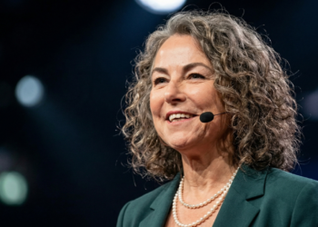 Frase do dia da psicóloga Esther Perel: “O oposto do amor não é o ódio, é a indiferença” — O que isso revela sobre desconexão emocional nos relacionamentos