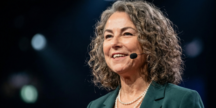 Frase do dia da psicóloga Esther Perel: “O oposto do amor não é o ódio, é a indiferença” — O que isso revela sobre desconexão emocional nos relacionamentos