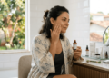Dermatologistas indicam: “Retinol pode transformar a pele, mas o uso errado pode causar irritação e descamação”