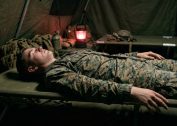 O truque militar para dormir rápido em qualquer lugar sem precisar de silêncio absoluto