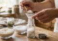Poucos sabem qual é a finalidade de colocar arroz cru dentro do saleiro