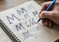 Como uma pessoa ansiosa escreve a letra M, de acordo com a grafologia
