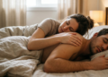 O que significa quando seu parceiro dorme abraçado em você todas as noites, segundo a psicologia