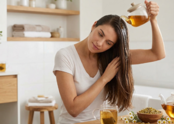 Para que serve enxaguar o cabelo com chá de camomila uma vez por semana (não é apenas para clarear)