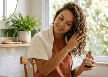 Cabeleireiros explicam: “óleos capilares não tratam profundamente os fios, mas ajudam a reduzir o frizz e dar brilho”