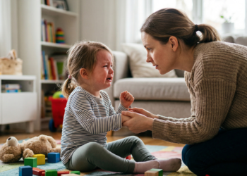 A frase de 3 palavras que ajuda a reduzir birras infantis rapidamente, segundo a psicologia infantil