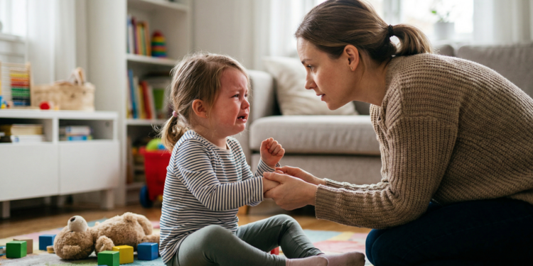 A frase de 3 palavras que ajuda a reduzir birras infantis rapidamente, segundo a psicologia infantil