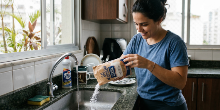 Poucos sabem para que serve colocar sal na pia da cozinha antes de dormir