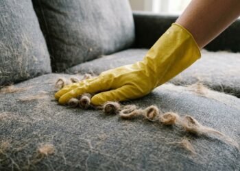 A luva de borracha molhada que remove todos os pelos de cachorro do sofá em apenas 3 minutos