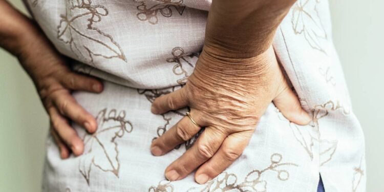 Dor constante nas costas pode esconder um problema mais grave - Créditos: depositphotos.com / sanjagrujic