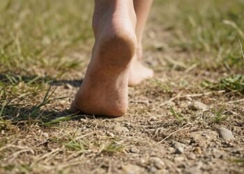 Caminhar descalço na terra reduz a inflamação e abaixa o estresse mais que meditação, mas só funciona com pelo menos 15 minutos de contato contínuo