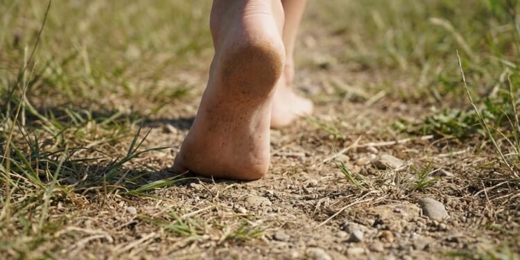 Caminhar descalço na terra reduz a inflamação e abaixa o estresse mais que meditação, mas só funciona com pelo menos 15 minutos de contato contínuo