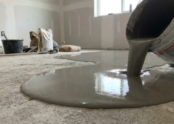 O "cimento líquido" autonivelante conserta pisos tortos em 30 minutos e seca sozinho como mágica