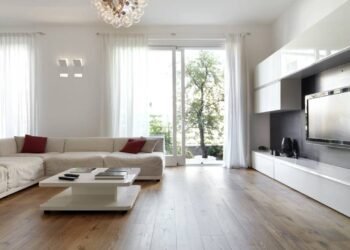 O clássico rack de sala está desaparecendo aos poucos e a nova invenção muito mais barata que aumenta o espaço e não junta poeira virou a queridinha do design