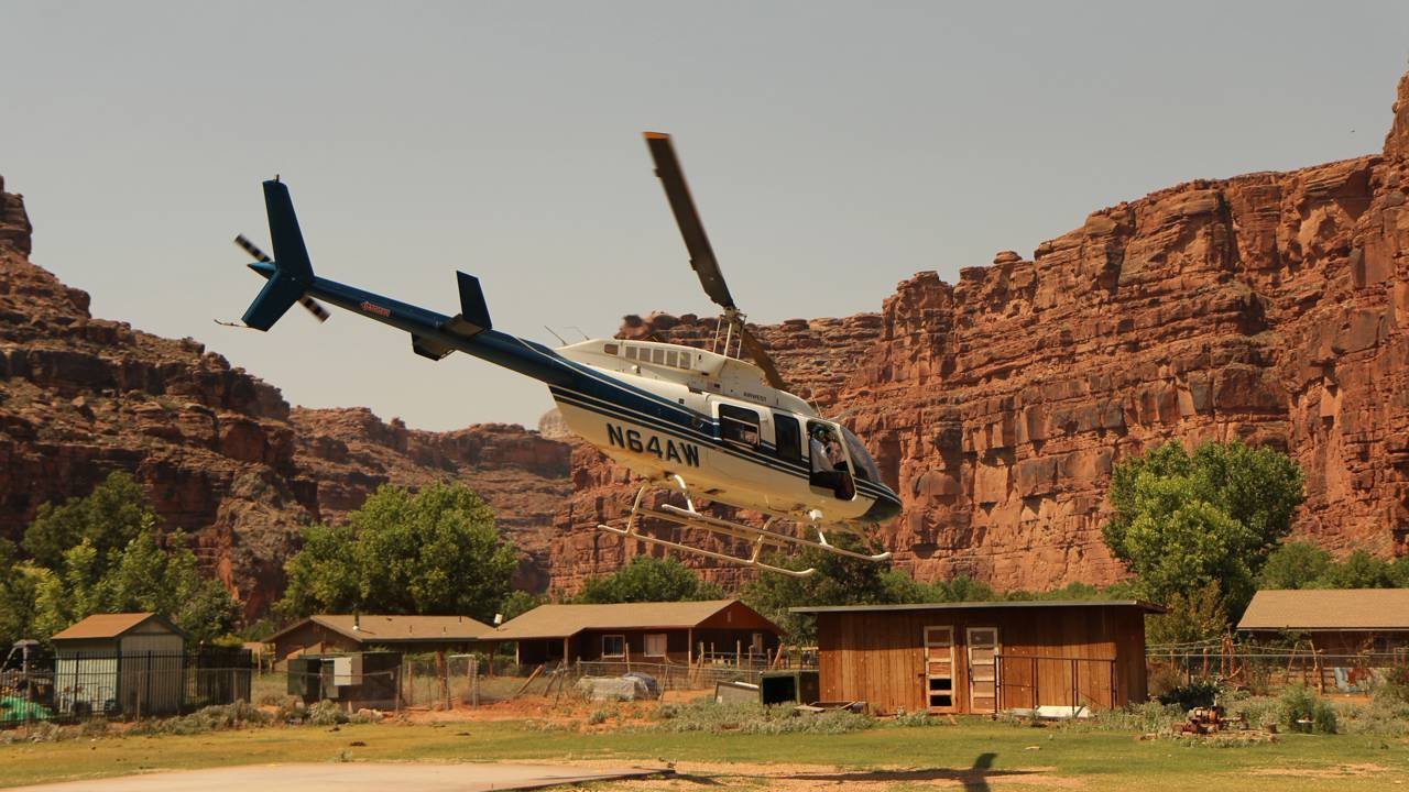 A vila isolada sem carros e estradas dentro de um cânion de quase 1.000 metros onde vive o misterioso povo da água azul de apenas 200 pessoas