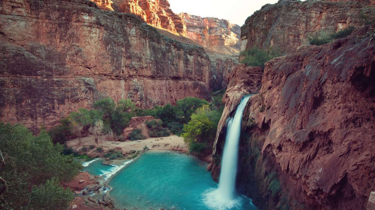 A vila isolada sem carros e estradas dentro de um cânion de quase 1.000 metros onde vive o misterioso povo da água azul de apenas 200 pessoas