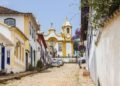 Com ruas de pedra e igrejas detalhadas em ouro, essa cidade de Minas Gerais parece ter parado no tempo em que nasceu