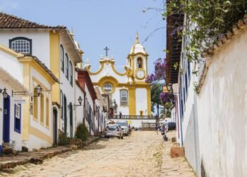 Com ruas de pedra e igrejas detalhadas em ouro, essa cidade de Minas Gerais parece ter parado no tempo em que nasceu