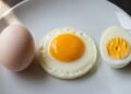 Ovos crus, cozidos com a gema mole ou cozidos com a gema dura têm diferentes teores de proteína. Qual deles oferece mais benefícios?