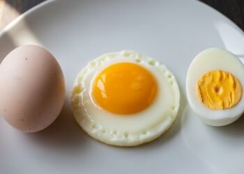 Ovos crus, cozidos com a gema mole ou cozidos com a gema dura têm diferentes teores de proteína. Qual deles oferece mais benefícios?